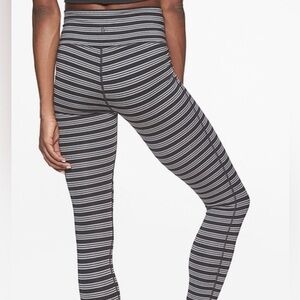 Athleta Chaturanga Black & Gray Capri Performance legging Pants Sz-M. W8